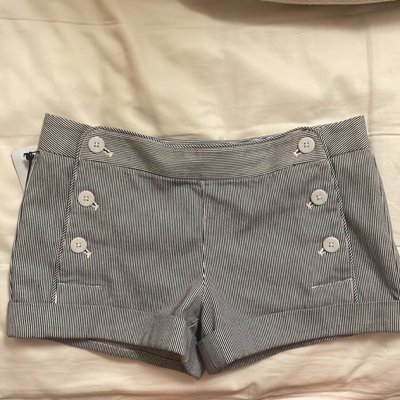 Mini shorts - Picture 2 of 4